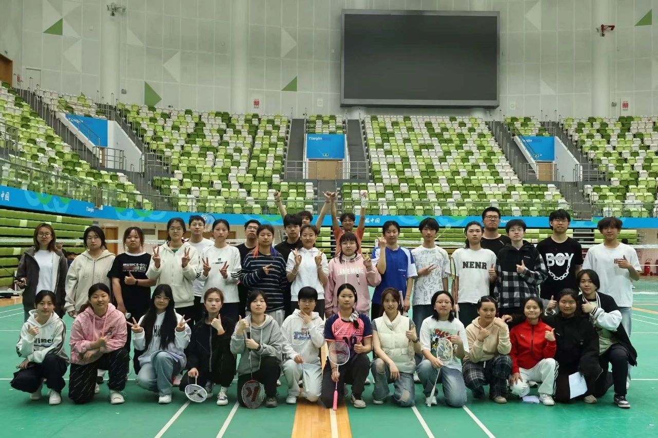 聋人工学院举办“羽动青春·龙宫杯”学生羽毛球挑战赛