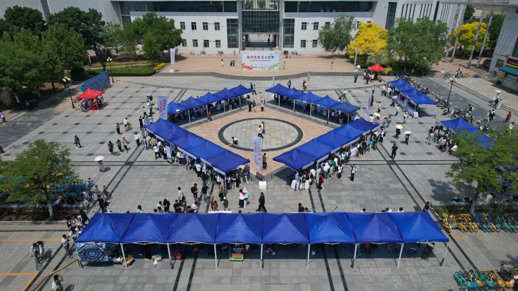 学校举办劳动教育创新成果展示暨创意市集活动